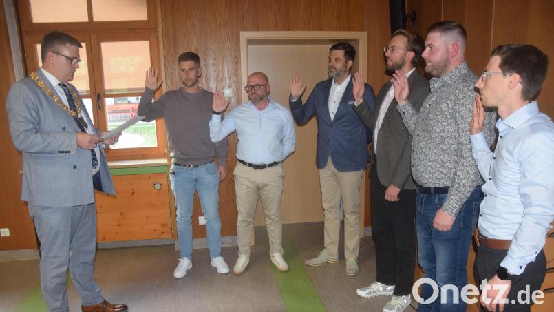 Nach seiner Vereidigung als Bürgermeister nimmt Markus Gallitzdörfer die Vereidigung von Phillip Frank, Mario Bäumler, Florian Dambeck, Johannes Kammerer, Franz-Josef Völkl und Michael Schiller (von links) vor. Bild: fz