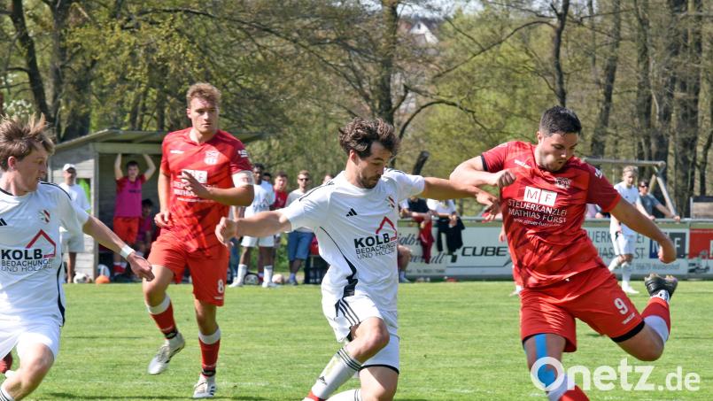 Der TSV Waldershof (rechts Julian Schindler im Spiel gegen den BSC-Saas Bayreuth/3:2) empfängt zum letzten Punktspiel den FSV Bayreuth. Bild: Gebert