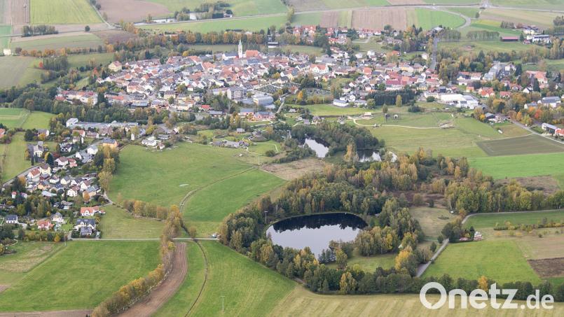 Im Oktober 2020 gab es am Moorweiher bei Bärnau Forschungsbohrungen (Bild). Das Landesamt für Umwelt versuchte damit einem Vulkan auf die Spur zu kommen. Jetzt liegen die Ergebnisse vor. Luftbild: mür