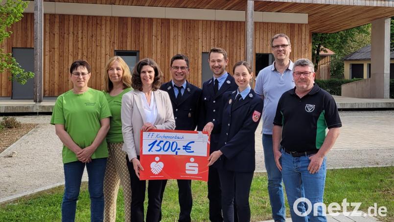 Die Sparkasse spendet 1500 Euro an Freiwillige Feuerwehr Kirchenreinbach. Das Geld kommt einem öffentlich zugänglichen Defibrillator zugute. Bild: Simone Schmidt