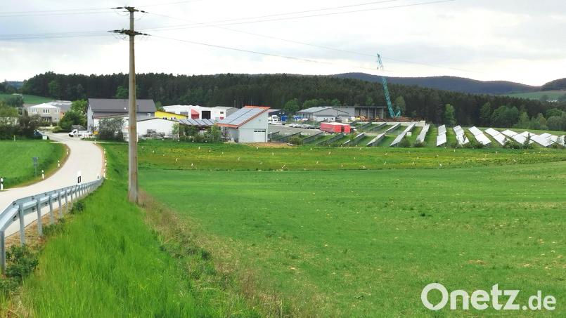 Das geplante neue Gewerbegebiet Oberviechtach liegt zwischen dem Industriegebiet und einer ansteigenden landwirtschaftlichen Fläche (im Vordergrund). Der Bauernverband hat Bedenken geäußert. Bild: Portner