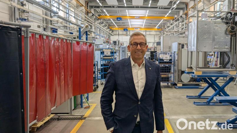 CEO Christian Heuer in einer Werkshalle in Stadlern. Hier bei MMM ist noch viel Handwerkskunst gefragt. Bild: wüw
