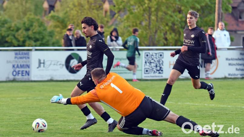Der SV Union Selb gewann am letzten Spieltag beim SV Pechbrunn mit 5:2 und steigt als Zweiter der Kreisliga 2 direkt in die Bezirksliga auf. In dieser Szene umspielt Ege Özkan den Pechbrunner Torwart Dominik Wolf und schießt zum Endstand ein. Bild: Gebert
