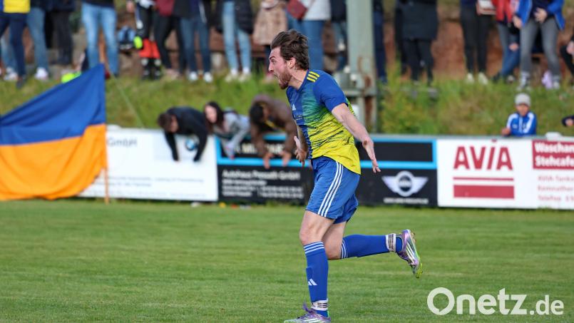 Spielszene aus dem Relegationsspiel zwischen dem SV 08 Auerbach II und der TSG Weiherhammer:
TSG-Spieler Josua Stotz bejubelt sein Tor zur 1:0-Führung. Bild: Dieter Jäschke