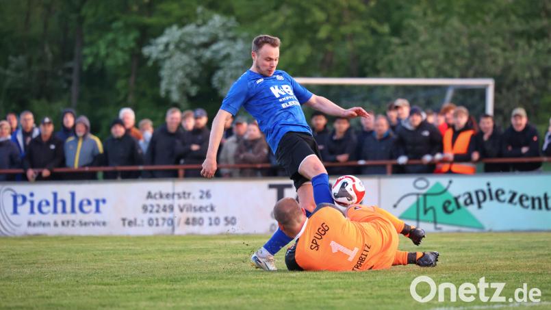 Der TuS Rosenberg (blaue Trikots) besiegte am Freitagabend die SpVgg Trabitz mit 3:2. Bild: Dieter Jäschke