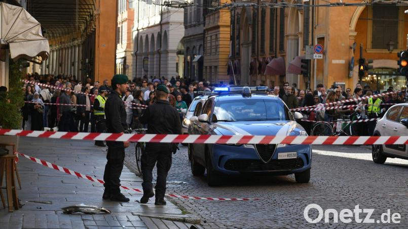 Auf Aufnahmen von Sicherheitskameras war zu sehen, wie der Kleinwagen mehrere Menschen erfasst hat und wie diese regelrecht durch die Luft geschleudert werden. Bild: Uncredited/LaPresse/AP/dpa