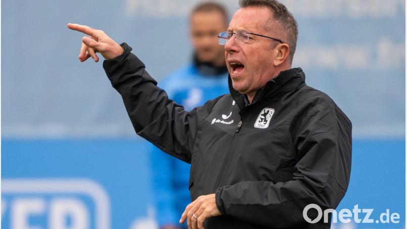 Da halfen alle Fingerzeige von Trainer Kauczinski nicht: 1860 hat wieder verloren. (Archivbild) Bild: Peter Kneffel/dpa