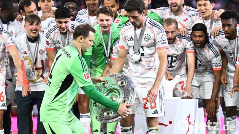 Bayern-Kapitän Manuel Neuer (vl) wird nach dem Spiel gegen den 1. FC Köln wie 2025 wieder die Meisterschale überrreicht bekommen. (Archivbild) Bild: Tom Weller/dpa