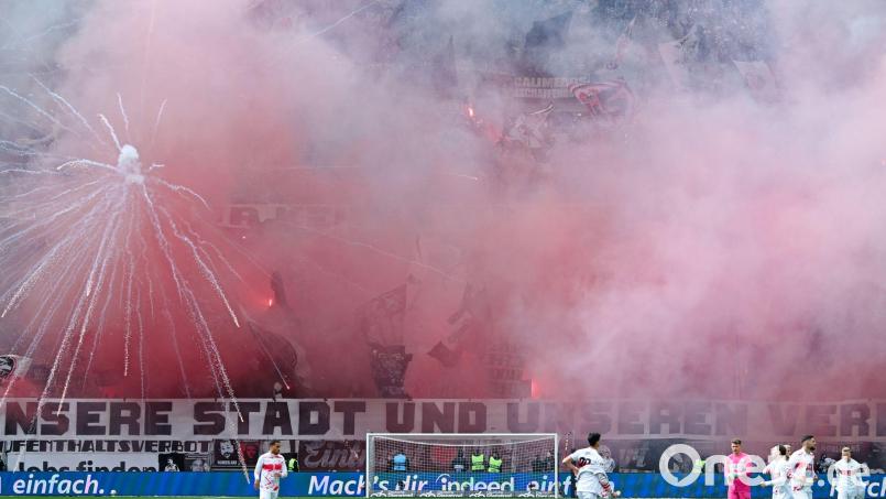 Beim Spiel Eintracht Frankfurt gegen den VfB Stuttgart gab es durch Pyrotechnik zwei Verletzte. Bild: Uwe Anspach/dpa