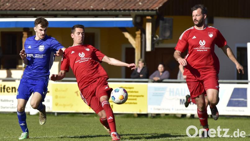 Die SpVgg Pfreimd II hat ein klasse Saison in der Kreisklasse Nord gespielt. In der Kreisliga-Relegation zog man nun mit 1:2 gegen den FC Untertraubenbach den Kürzeren. Die Szene zeigt eine Situation aus dem Spiel gegen die SG Niedermurach/Pertolzhofen. Archivbild: Hans Mark