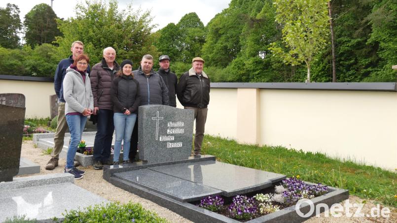 Bei der Abnahme der sanierten Friedhofsmauer in Bachetsfeld waren dabei (von links): Christoph Margraf, Else Hofmann, Eduard Maul, Selina Englhard, Dieter Dehling, Stefan Kempf und Josef Margraf. Bild: Norbert Weis