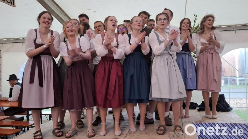 Die Kirwa-Paare der Landjugend Saltendorf haben ihren Spaß. Bild: jua