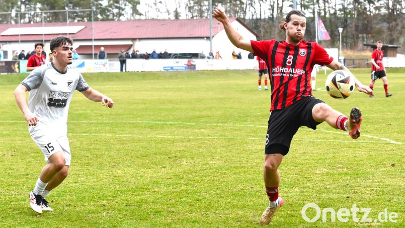 David Bezdicka (rechts, im Heimspiel gegen den FC Tegernheim) erzielte zwei Treffer beim 3:1-Sieg gegen den SV SAD-Ettmannsdorf. Bild: Gerhard Büttner