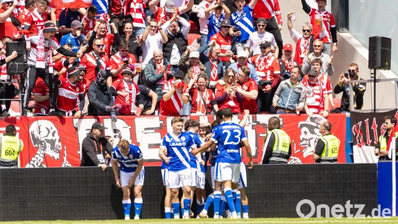 Cottbuser Jubel in Regensburg. Energie feiert im Stadion des SSV Jahn den Zweitliga-Aufstieg. Bild: Sascha Janne