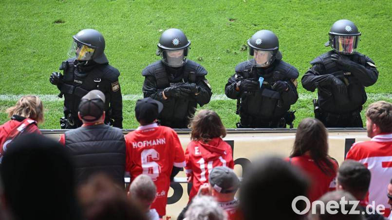 Polizeikräfte stehen vor dem Cottbuser Fanblock im Jahnstadion Regensburg. Symbolbild: Jens Niering/dpa