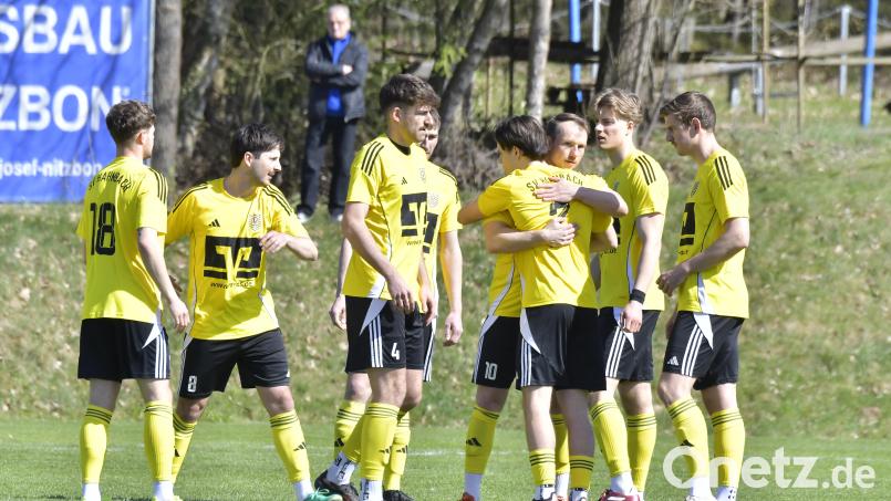 Freude beim SV Hahnbach: Am letzten Spieltag sicherte die Mannschaft den zweiten Tabellenplatz in der Bezirksliga Nord durch einen 2:0-Sieg in Arnschwang ab und löste damit das Ticket für die Landesliga-Relegation. Archivbild: Hubert Ziegler