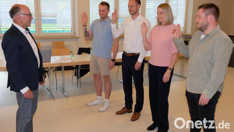Mit vier neuen Ratsmitgliedern ist das Gremium in der Wahlperiode 2026/32 deutlich jünger aufgestellt. Bürgermeister Albert Nickl vereidigte Christopher Schleicher, Andrea Wiesend, Christofer Neukam und Lukas Braun (von rechts). Bild: Robert Dotzauer