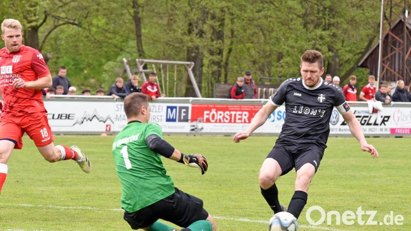 Der TSV Waldershof und der FSV Bayreuth trennten sich am Samstag 1:1. In dieser Szene klärt der Waldershofer Torwart Raphael Kuchenreuther vor Guido Menzel. Bild: Gebert