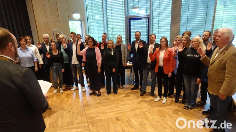 Landrat Andreas Meier vereidigt die neuen Kreisräte in der konstitutierenden Sitzung des Kreistags Neustadt/WN in der Stadthalle Neustadt/WN. Bild: ui