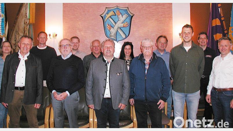 Zwei neue Mitglieder gehören dem Gemeinderat künftig an: Armin Schmelzer (links) und Hannes Scherm (vorne, Zweiter von links). Wiedergewählt wurden die Bürgermeister-Stellvertreter: Erster Stellvertreter ist Christian Drehobel (Dritter von links), zweiter Stellvertreter Georg Zaus (vorne, Ditter von rechts) Bild: ld