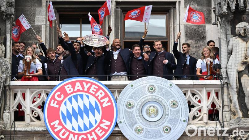 Die Bayern-Stars feiern auf dem Rathaus-Balkon. Bild: Sven Hoppe/dpa