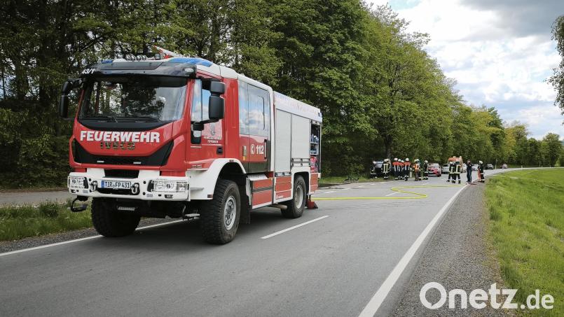 Bei einem Unfall bei Poppenreuth wurden zwei Auto-Insassen leicht verletzt. Das Auto hatte sich auf der Staatsstraße überschlagen. Symbolbild: Peter Nickl