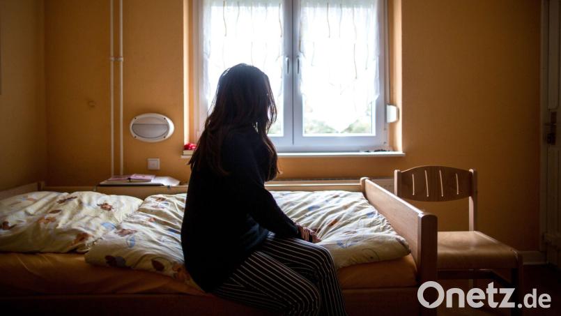 Frauenhäuser sind wichtige Schutzräume für Opfer von häuslicher Gewalt. In Bayern wurden die Angebote in den vergangenen Jahren weiter ausgebaut. Die aktuelle Statistik zeigt, der Bedarf ist weiterhin extrem hoch. (Illustration) Bild: Maja Hitij/dpa