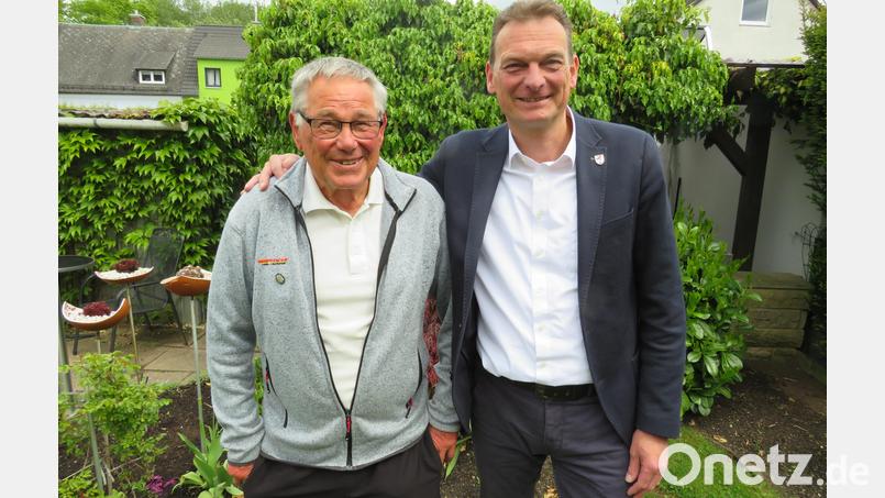 Bürgermeister Ernst Schicktanz gratulierte Bürgermedaillenträger Walter Hierlmeier zu seinem 85. Geburtstag. Bild: adj