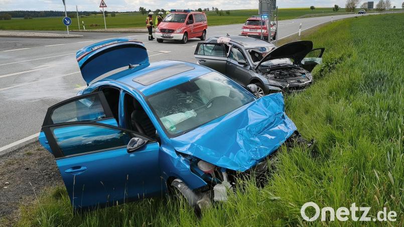 Bei einem Unfall auf der Bundesstraße 299 bei Mitterteich (Landkreis Tirschenreuth) sind sechs Menschen verletzt worden. Bild: Peter Nickl/NEWS5/dpa