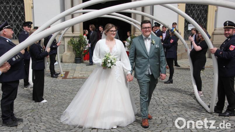 Freudstrahlend verlassen Jana und Lukas Härtl die Basilika. Die Feuerwehr Thanhausen erwartete das Brautpaar mit einem "Schlauchbogen". Rechts Feuerwehr-Vorsitzender Tobias Schwamberger. Bild: Konrad Rosner