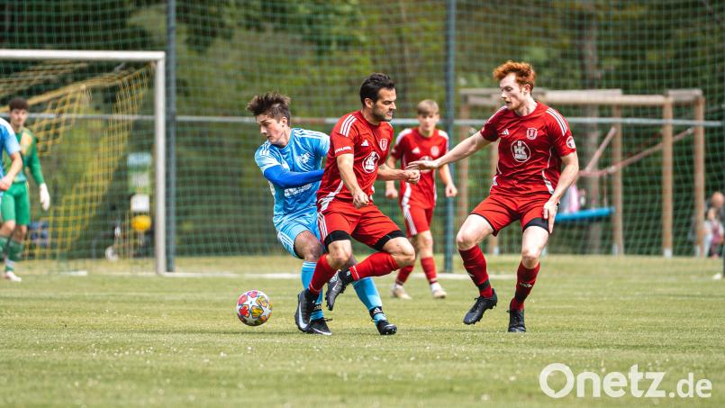 Szenen wie diese prägten das Spiel in Seugast, das die DJK Ensdorf am Ende mit 3:1 gegen den SC Kirchenthumbach für sich entscheiden konnte. Bild: Hannah Dirscherl