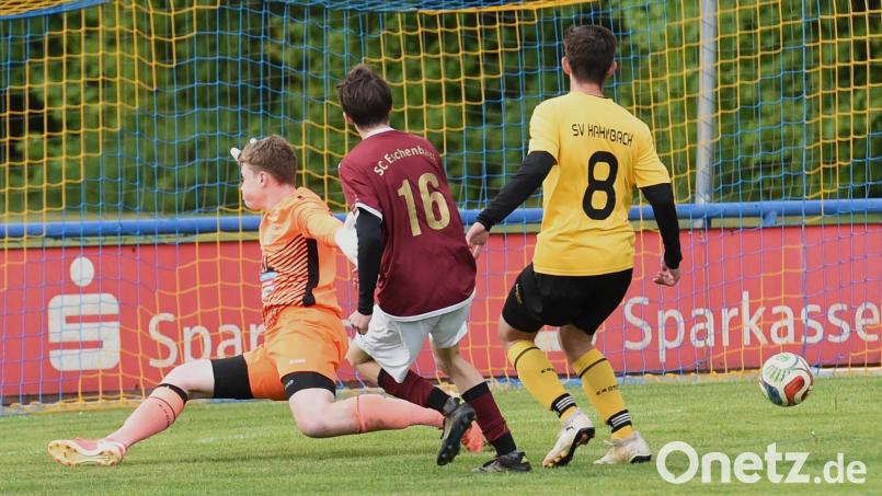 Eschenbach bleibt Kreisligist: Milian Seemann (rot) ebnet mit seinem 2:0 den 5:0-Erfolg des SC Eschenbach gegen den SV Hahnbach Ii. Bild: Gerhard Büttner