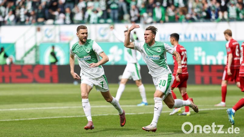 Felix Klaus jubelt über seinen Treffer zum 1:0. Bild: Daniel Löb/dpa