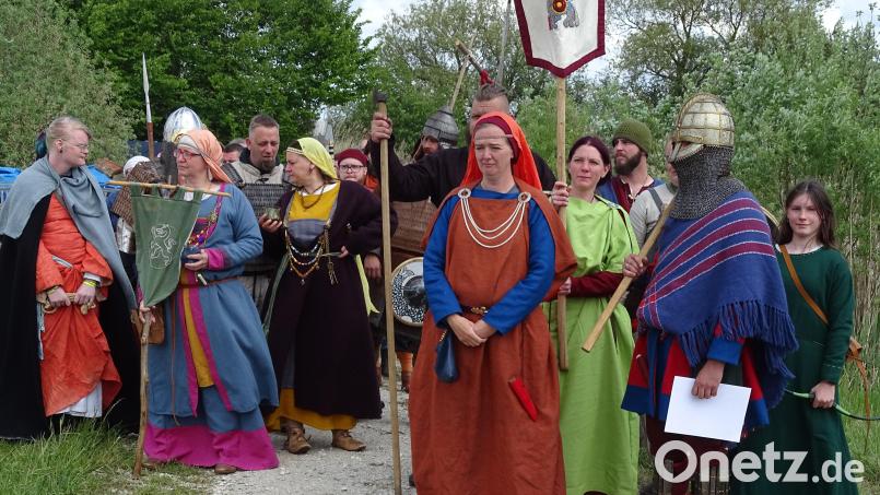 Aufbruch zum Reitturnier. Das Fußvolk setzt sich in Bewegung, um am Ort des Geschehens geziemend zu jubeln. Bild: Houschka