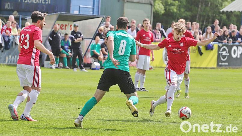 Der TSV Pleystein und Coach Alex Schön feierten ein 6:4 nach Elfmeterschießen gegen den ASV Haselmühl und kippten das Relegationsspiel in Etzenricht nach der Pause. Rechts Torschütze Moritz Hartwig. Bild: war