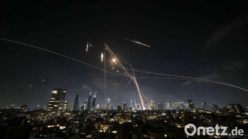 Israels Luftabwehr im Einsatz gegen iranische Raketen. (Archivbild) Bild: Leo Correa/AP/dpa