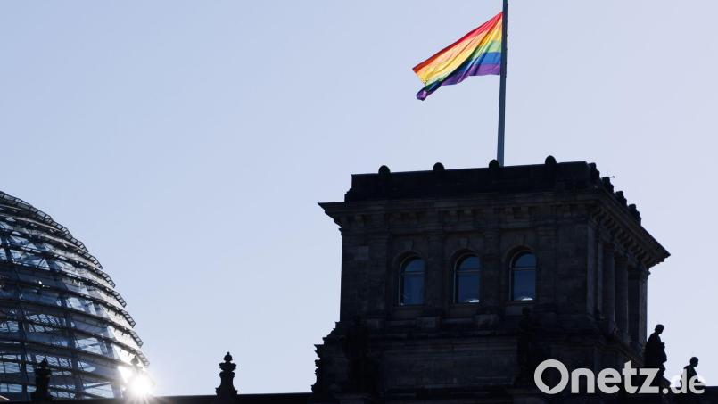 Bundestagspräsidentin Klöckner lässt die Fahne nur noch am Internationalen Tag gegen Homophobie hissen. Bild: Carsten Koall/dpa