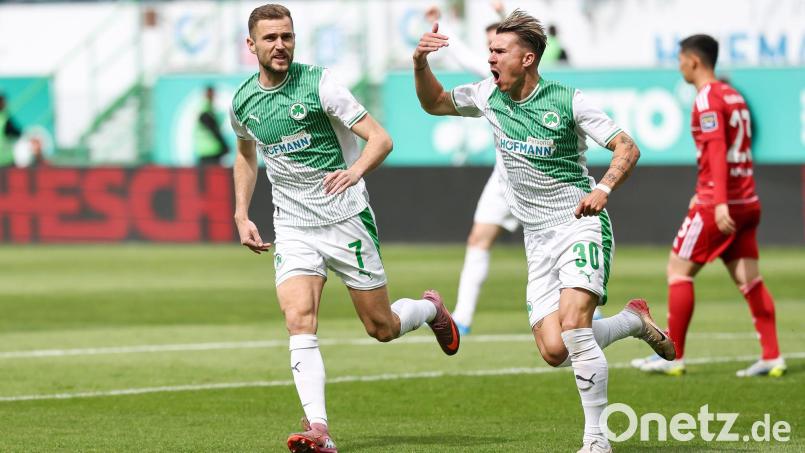 Fürths Felix Klaus (r) bejubelt sein Tor zum 1:0. Bild: Daniel Löb/dpa