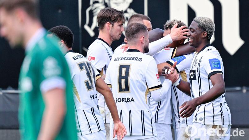 Die Spieler der SV Elversberg feiern den Aufstieg in die Fußball-Bundesliga. Bild: Uwe Anspach/dpa