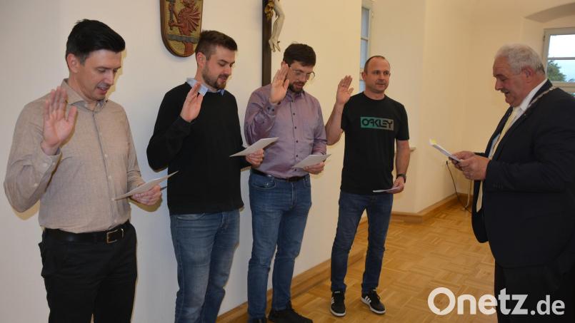 Bürgermeister Johann Burger (rechts) vereidigte vier neue Gemeinderäte: Josef Wührl, Jonas Wohlrab, Matthias Härtl und Gerald Riolfi (von links). Bild: jr