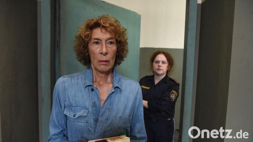 Gloria Almeda (Adele Neuhauser) wurde zu 15 Jahren Haft für den Auftragsmord an ihrem Gatten verurteilt. Im Gefängnis schmiedet sie einen Racheplan. Bild: Hubert Mican/ZDF/dpa