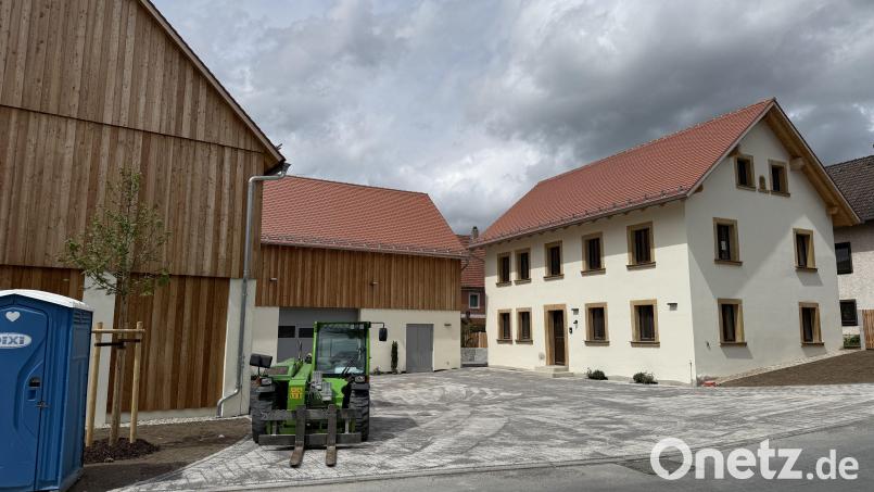 In Adlholz wurde dieser Bauernhof mitten im Ort von der Gemeinde saniert. Jetzt dient der Hof als neues Dorfzentrum mit einer Mehrzweckhalle und Räumen für die verschiedenen Vereine. Bild: upl