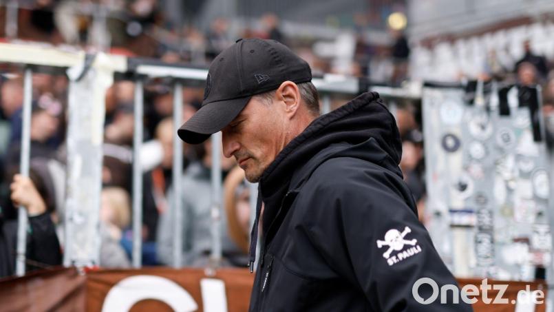 Bleibt er oder bleibt er nicht beim FC St. Pauli?: St. Pauli-Trainer Alexander Blessin zögert noch mit der Antwort. Bild: Philipp Szyza/dpa