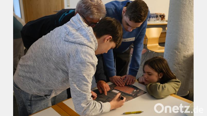 Die Jugendlichen beteiligten sich rege an der Sammlung von Verbesserungsvorschlägen für die fünf Spiel- und Bolzplätze. Bild: gsp