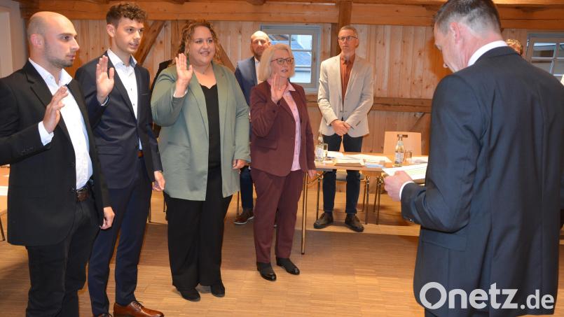 Bürgermeister Andreas Malzer (rechts) vereidigt die neuen Markträte (von links) Manuel Ernst, Marius Ulrich, Julia Hamann und Andrea Schwägerl. Bild: jr