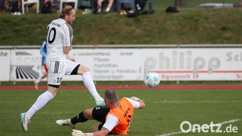 Der Neusorger Rene Hupas im Kreisklassenspiel gegen die DJK Ebnath in Aktion: Der SV Neusorg trifft in der ersten Runde der Kreisliga-Relegation am Dienstag auf den SC Luhe-Wildenau II: Archivbild: Dieter Jäschke