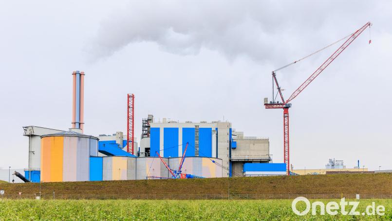 "Wotan" heißen die beiden Kräne, die am Müllkraftwerk für das Projekt "Triphönix" nötig sind. Kran 1 (rechts) ist seit vergangener Woche fertig, Kran 2 hier gerade noch im Aufbau. Bild: Hösamer