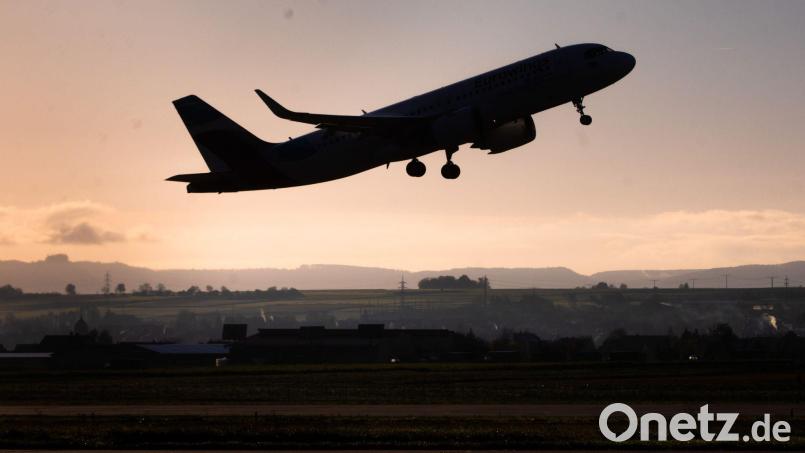 Für Flüge aus Deutschland soll von Juli an eine niedrigere Ticketsteuer gelten. (Archivbild) Bild: Christoph Schmidt/dpa/dpa-tmn