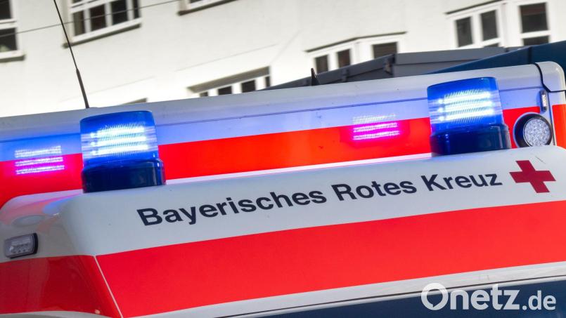 Der Motorradfahrer wurde mit schweren Verletzungen ins Krankenhaus gebracht. Symbolbild: Peter Kneffel/dpa