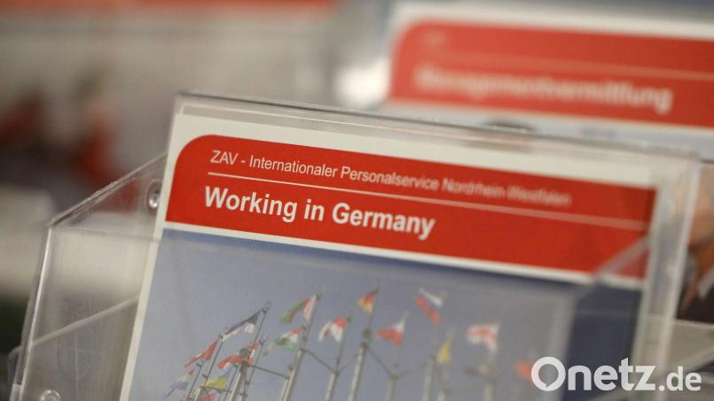 Der Zugang zur Arbeit für Ausländer wird in den Regionen innerhalb Bayerns einem Gutachten zufolge unterschiedlich gehandhabt (Symbolbild). Bild: Oliver Berg/dpa